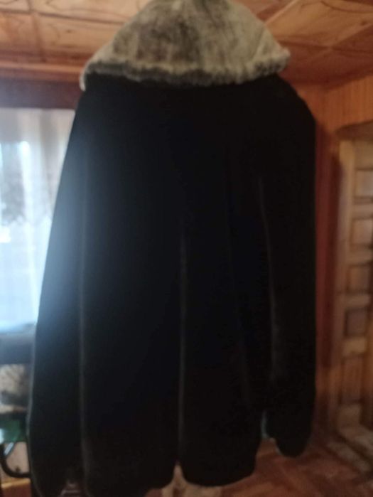 Haina de blana cu guler gri si capse