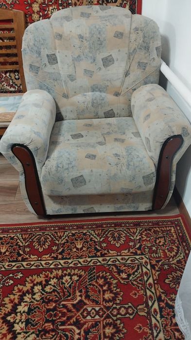 Продам комплект дивана и одно кресла