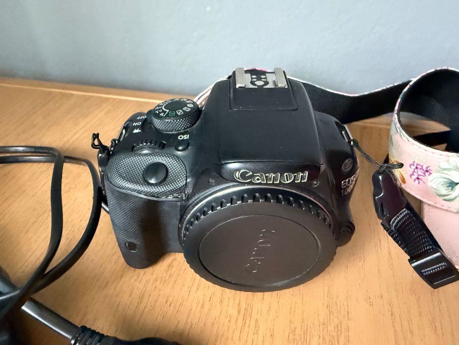 Фотоапарат Canon 100D