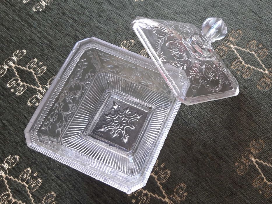 Бонбониера с капак от стъкло