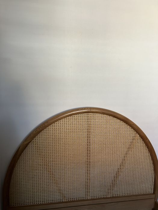 Pat din lemn masiv, cu spate ratan