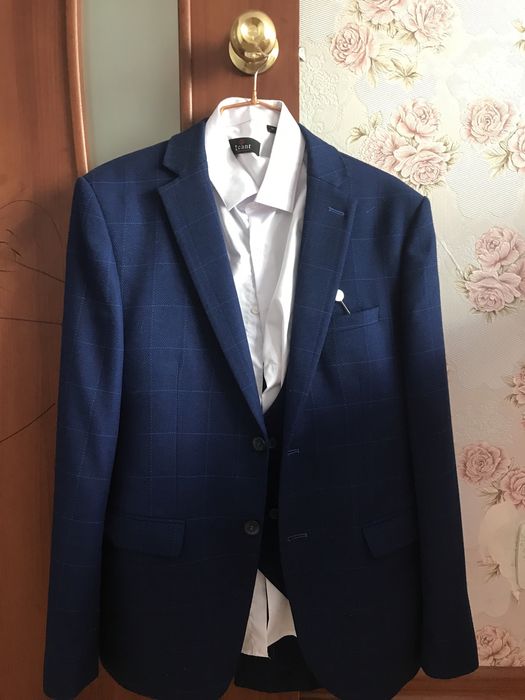 Продам костюм размер 48
