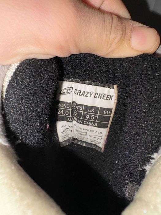 Boots snowboard fete Crazy Creek si Burton