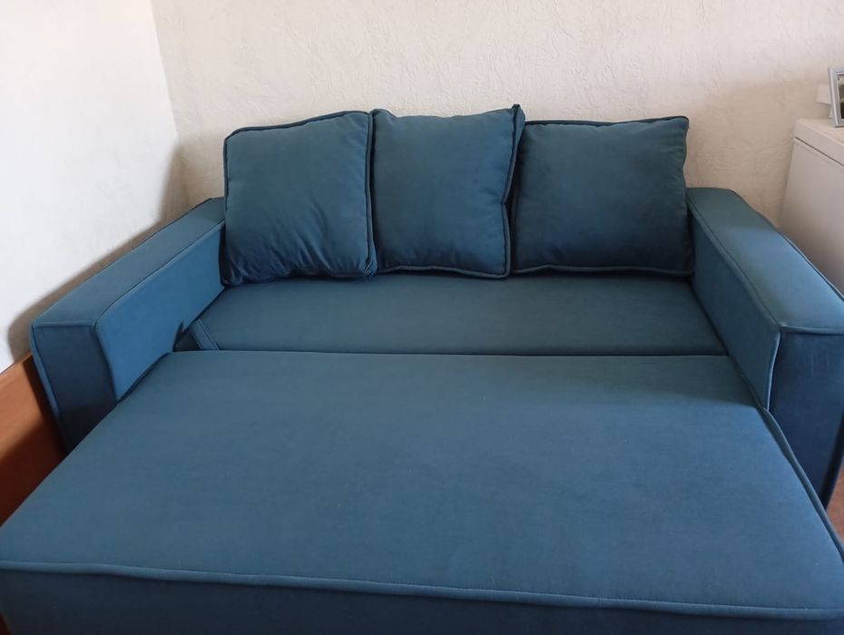 Новый  диван с пуфиком