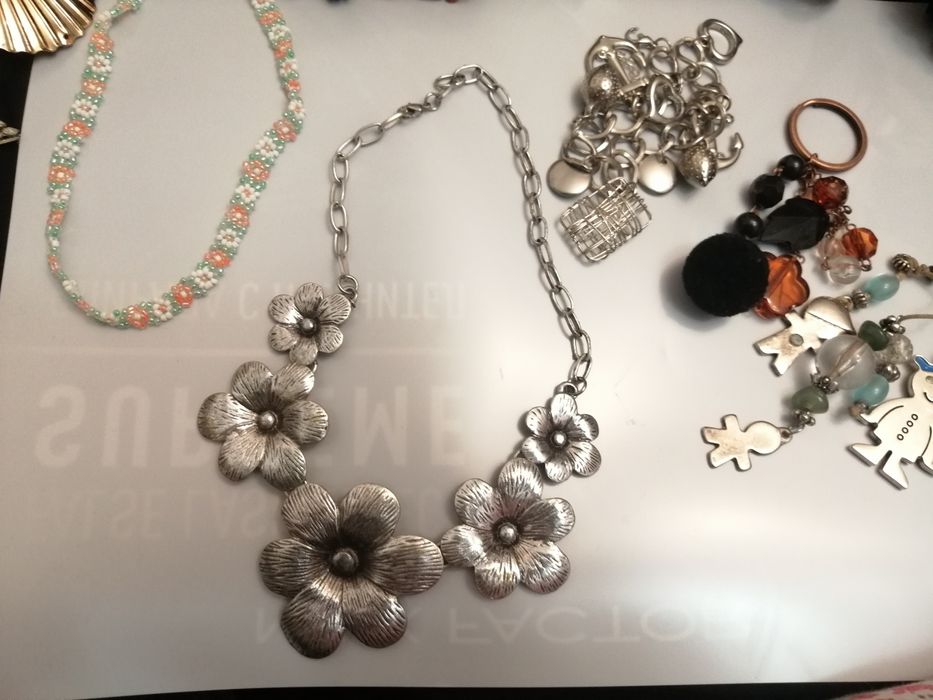 Дамски гривни по 5 лв за 1 брой, колиета по 7 лв за 1 брой