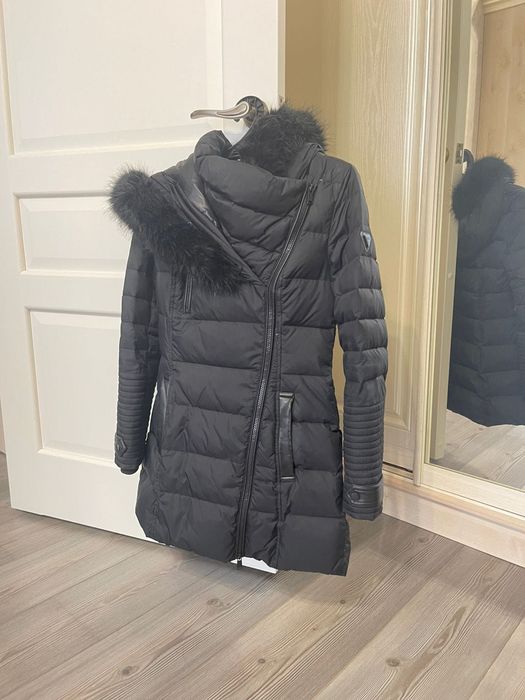 Продам пуховик Guess в хорошем состоянии