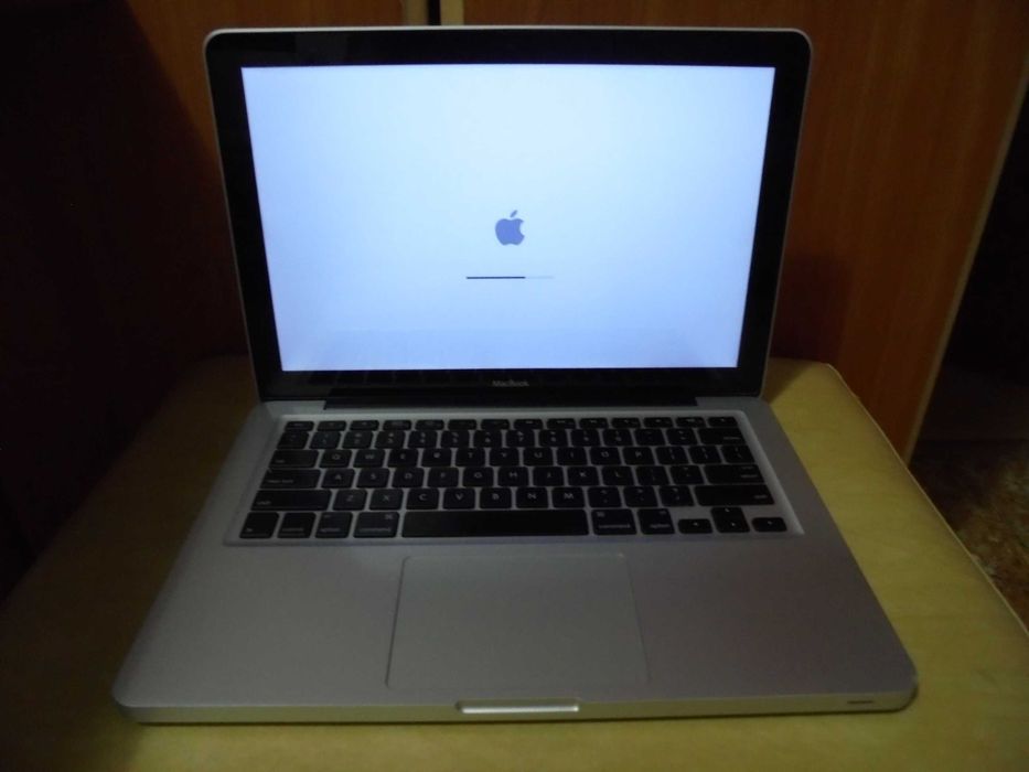 Apple MacBook Air 13-inch,8GB,DD3,2,4-Ghz.Pret-700 Lei .