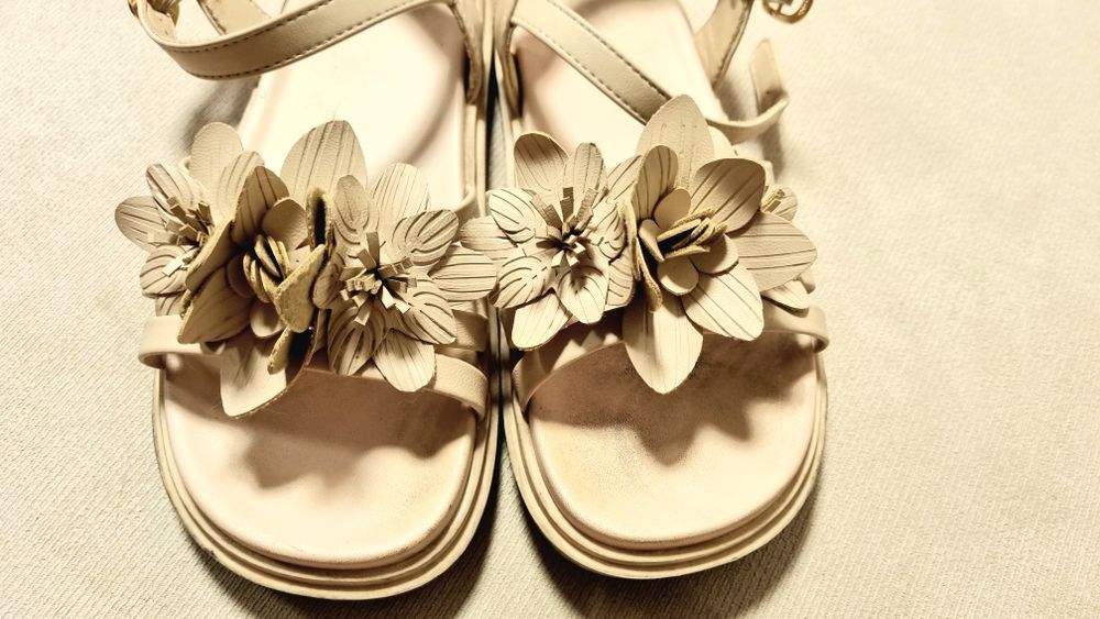 Бежови сандали за момиче 35 номер