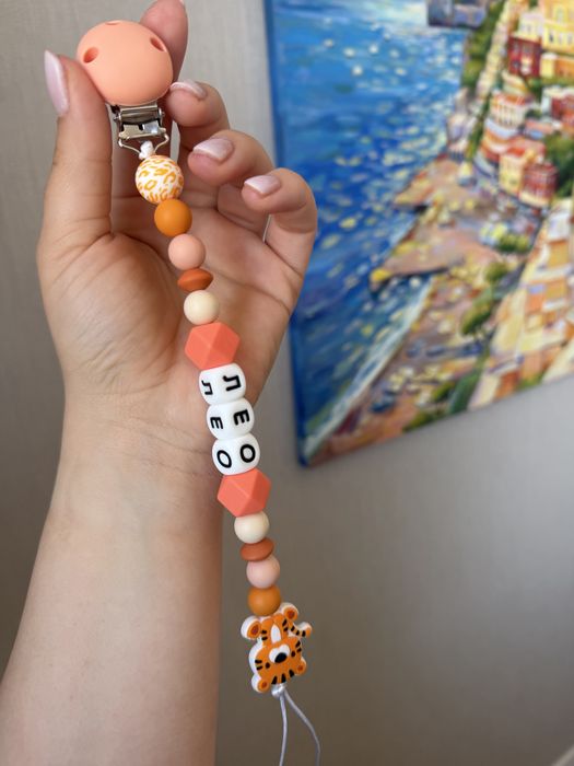 Силиконов клипс за биберон с име и гризалка