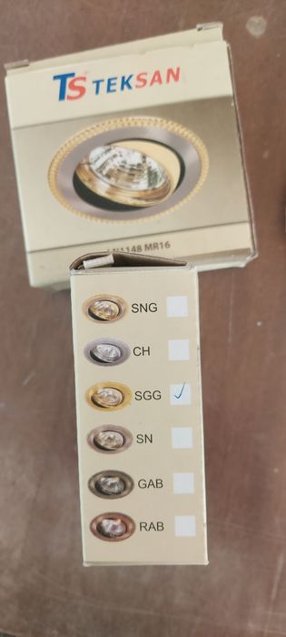 Продам споты 3шт и люстры