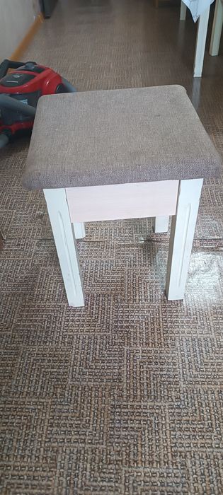 Стол и табуретки