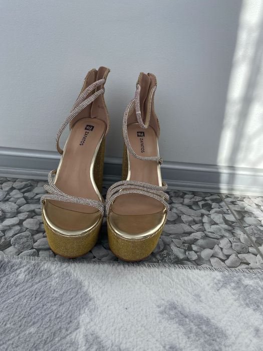 Златисти сандали със висок ток