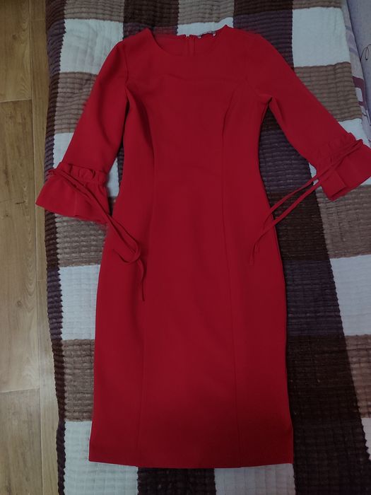Продам  СРОЧНО красное НОВОЕ платье !!