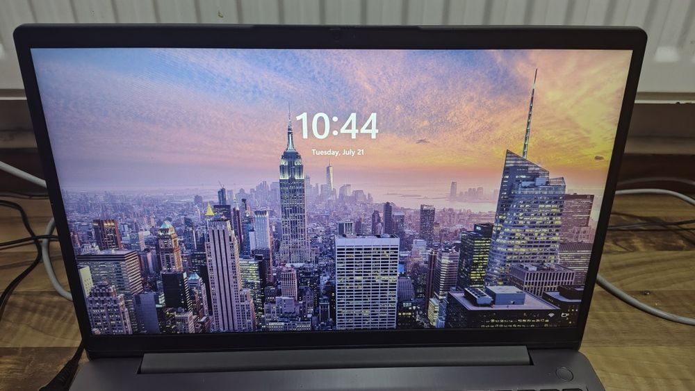 Laptop Lenovo IdeaPad 3 15ADA6 - Ryzen 3 - 8GB RAM - 256GB SSD cu încărcător original de vânzare