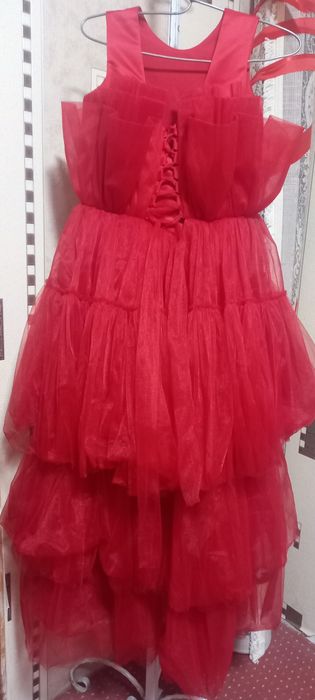 Продам платье со шлейфом красное