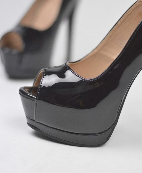 Обувки на висок тънък ток и платформа модел на Christian Louboutin