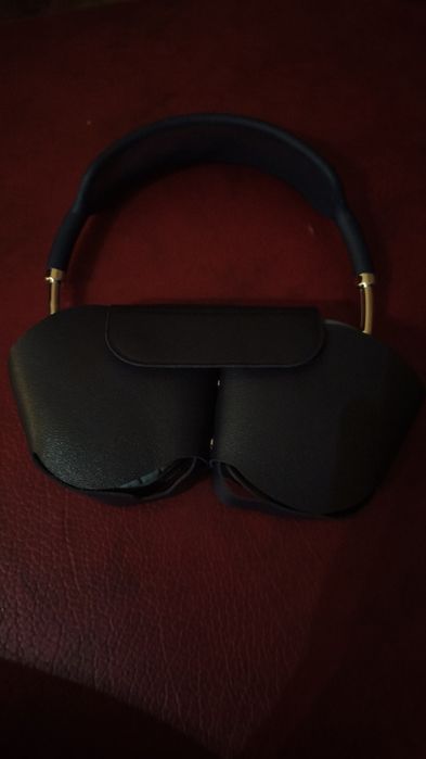 Airpods max. (Apple)