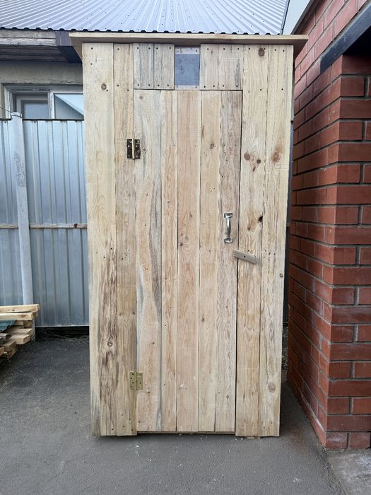 Уличный туалет деревянный