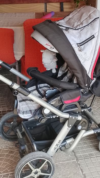 Детска Количка има следи от употреба