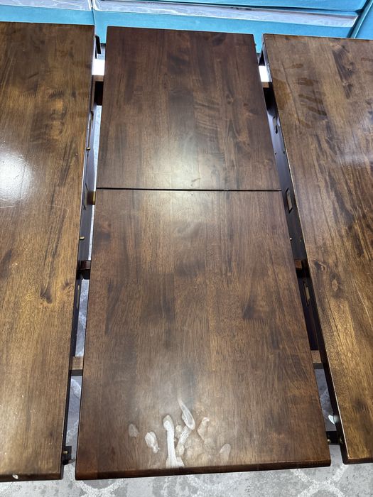 Стол из натурального дерева.