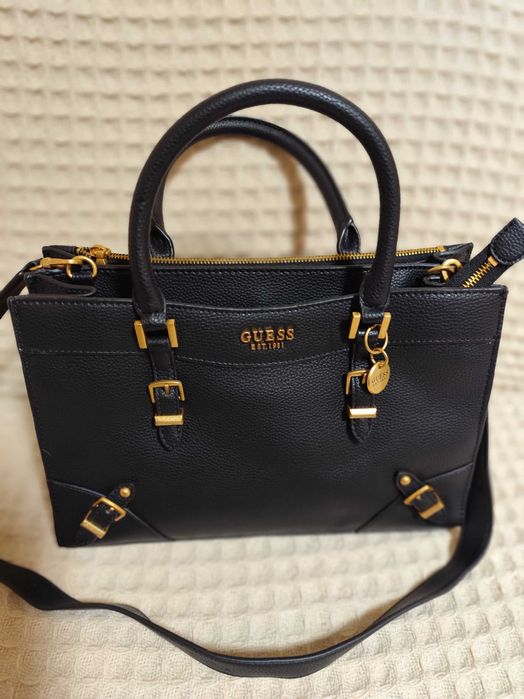 Чанта Guess в черно