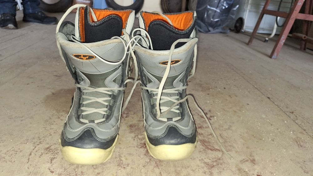 Продавам обувки за сноуборд Stuf 260 мм дължина на стелката