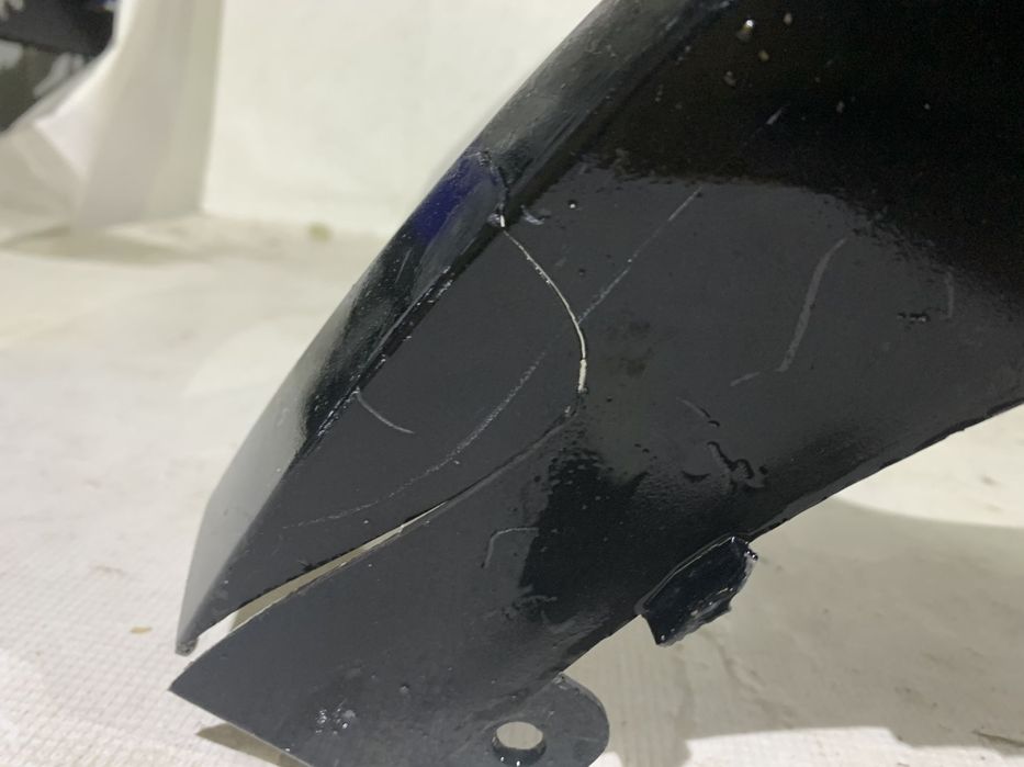 Bara fata Kia Ceed, X-Ceed, 2021, 2022, 2023, 2024, cod origine OE 86511-J7CA0, cu gauri pentru senzori de parcare. Fisurata usor dreapta jos.