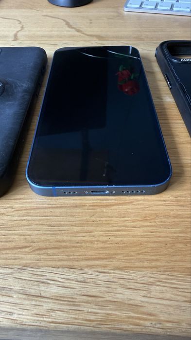 Iphone 13 folosit, 256 GB albastru crapat putin