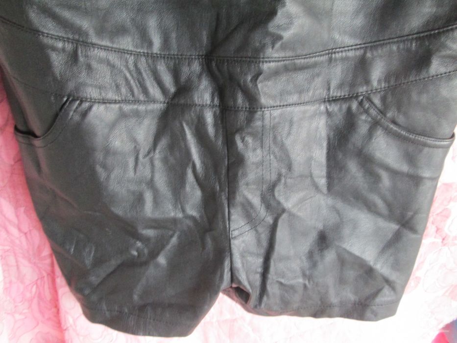 pantalon scurt cu piept dame M