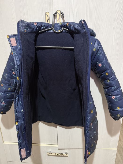 Продам дае куртки на девочку