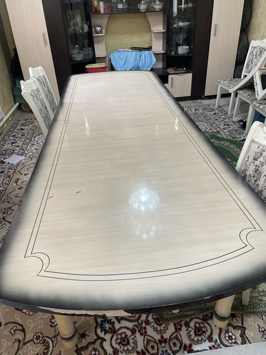 Гостевой стол в хорошем сосотоянии