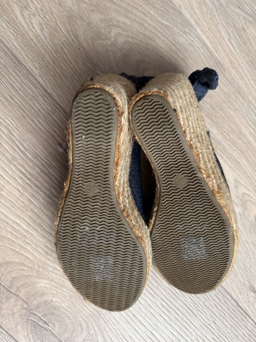 Sandale noi, material blug cu captuseala rosie