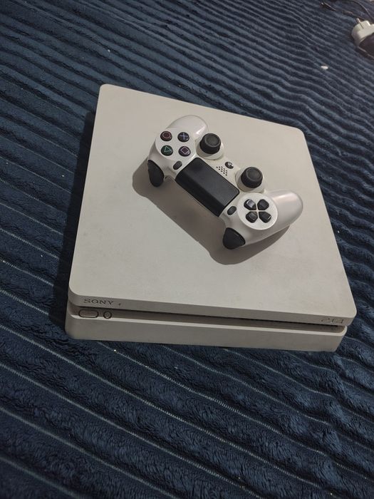 Vând PlayStation 4 slim