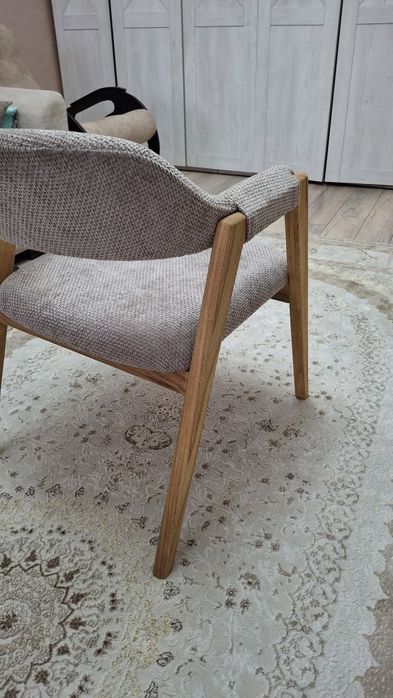 Стулья-кресло мягкие.