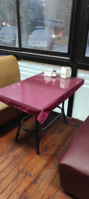 Два дивана и стол