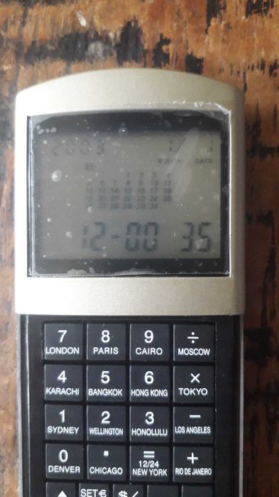 калкулатор будилник, конвертор на валута, таймер, календар, масивен