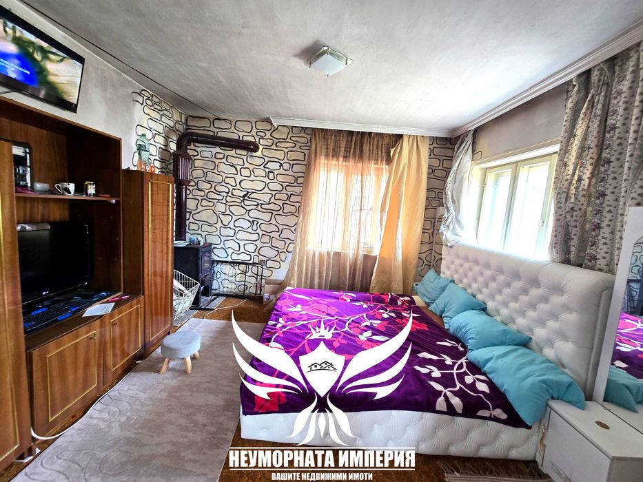 Продавам обзаведен тристаен с площ от 120 кв.м. с 1/2 двор в град Смолян квартал Каптажа