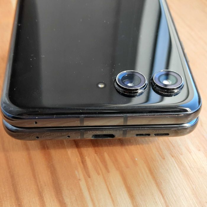 Motorola Razr 50 Ultra 5G 12GB RAM, 512GB impecabil, schimb doar cu Samsung S25 simplu (nu plus, ultra sau FE)