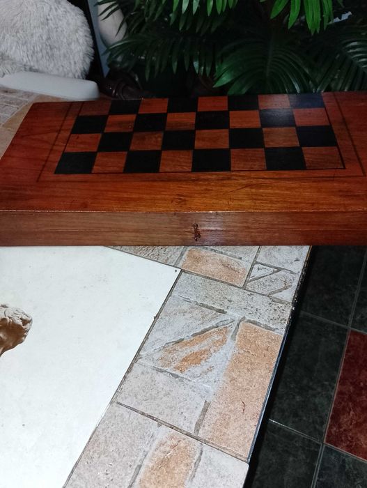 Шах-табла48/48 с дървени фигури от орех и габър,количка ферари