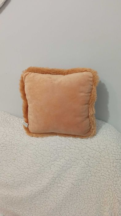 Мека и интересна възглавничка с релефно, сладко кученце