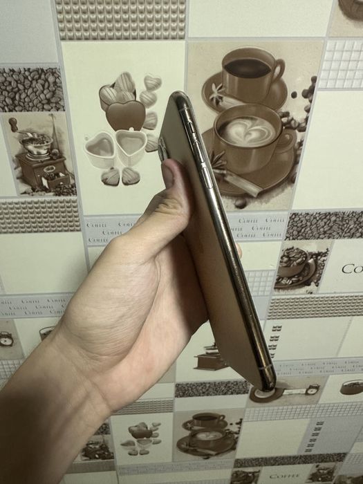 Iphone 11 Pro Max. 64- 77%