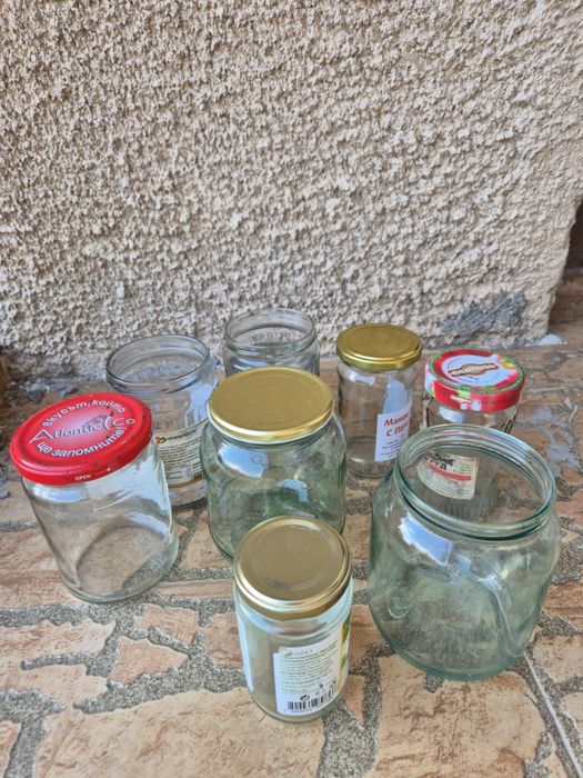 Много буркани различни размери