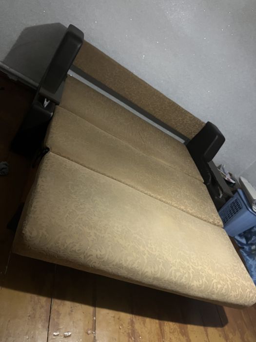 Продам диван срочно переезжаем