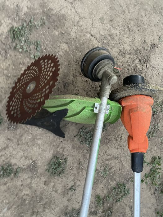 Vand 2 masini de tuns iarba