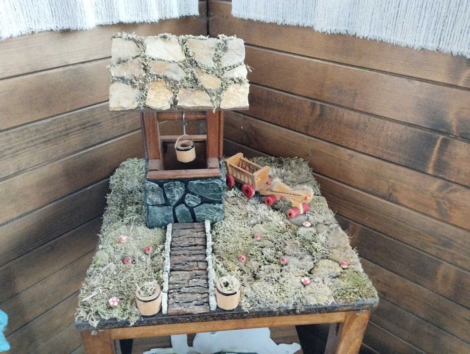 Изкуство.Кладенец и дървен шкаф, поставка.