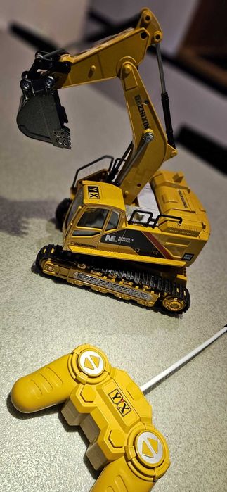 Excavator telecomanda