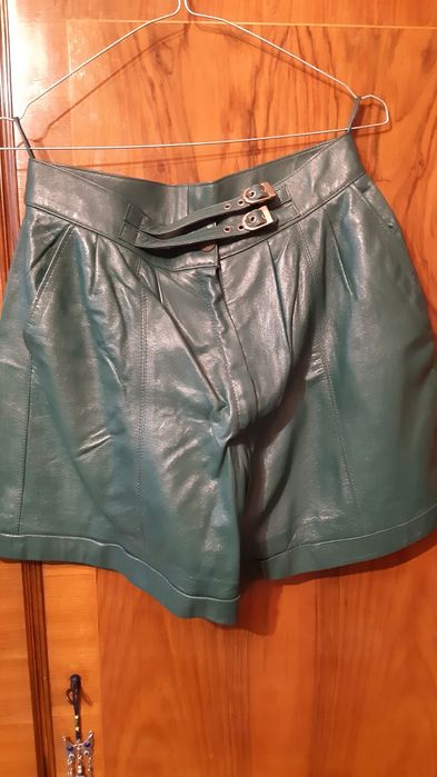 Compleu pantaloni scurti si geacă din piele