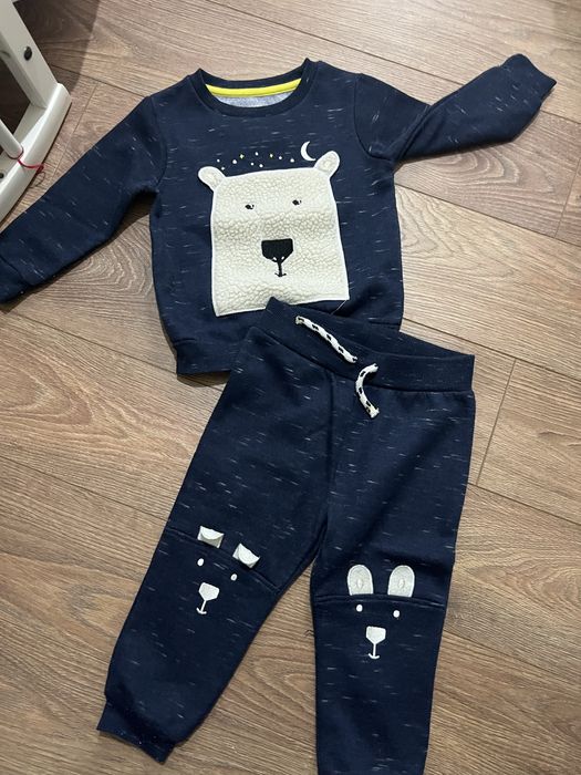 Джинсови гащеризони 92 размер-керемиден,две блузки-12 лв -обичан веднъ