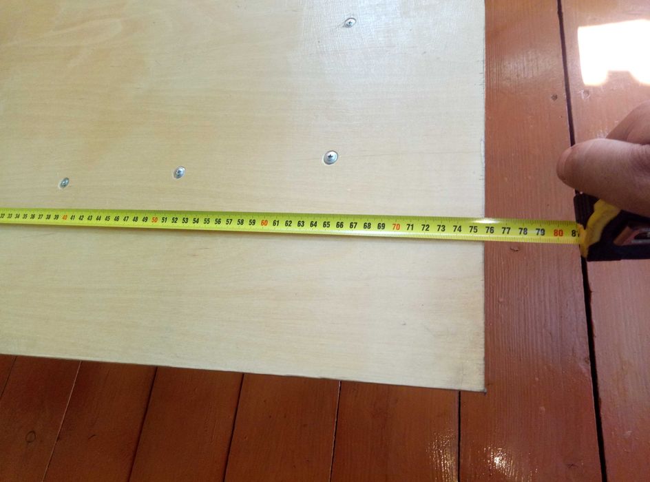 Маленький стол для топчана.