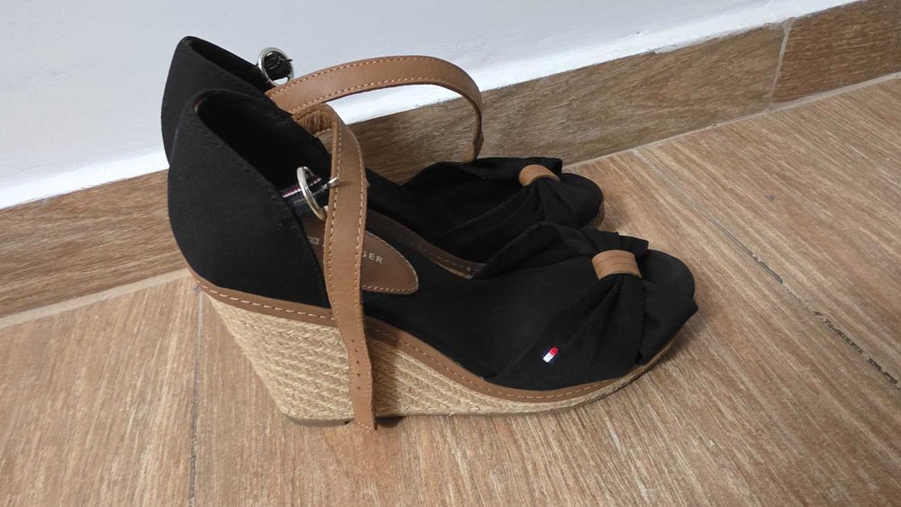 Sandale Tommy Hilfiger cu platforma negre marimea 36